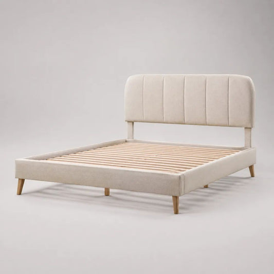 Letto matrimoniale imbottito in poliestere beige 160 × 200 cm con testiera scanalata e rete a doghe