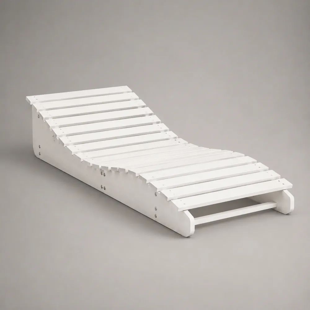 Lettino prendisole da esterno in legno bianco con superficie a doghe ondulata, 190 x 60 x 68 cm