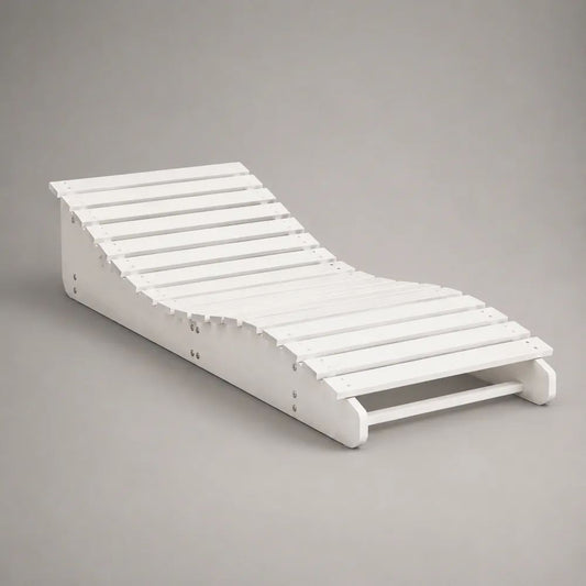 Lettino prendisole da esterno in legno bianco con superficie a doghe ondulata, 190 x 60 x 68 cm